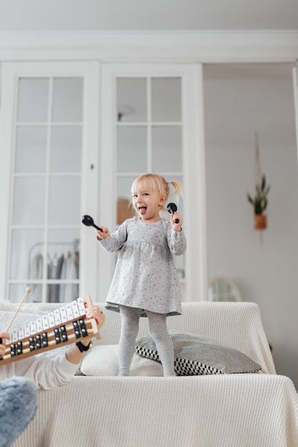 Bambina felice suona maracas e xilofono: sviluppo emotivo e musicale infantile, benefici della musica per bambini