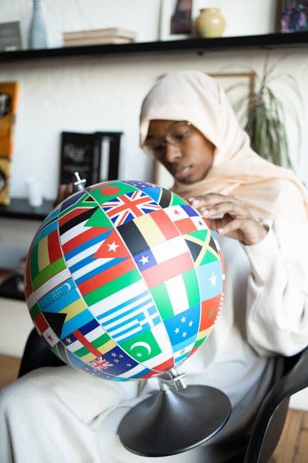 Studente con mappamondo multiculturale per tutor international e apprendimento globale personalizzato e ottimizzato.