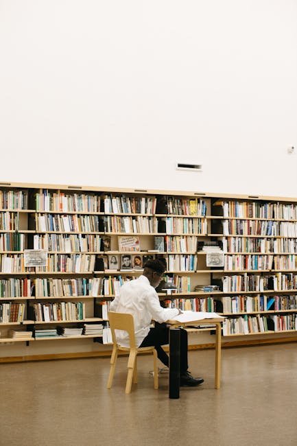 Studente che studia in biblioteca per comprendere la tabella del Quoziente Intellettivo e il suo significato e utilizzo pratico.