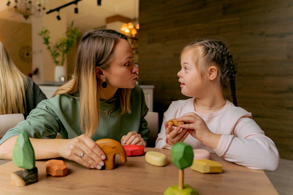 Insegnante specializzata e bambina con sindrome di Down giocano con costruzioni in legno, focus sull'insegnamento di sostegno e inclusione