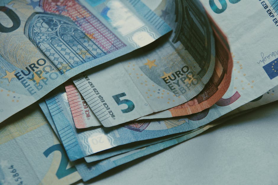 Restituzione assegno sede estera: primi piani di banconote euro, simbolo del rimborso di 46,52 euro mensili deciso dalla Cassazione