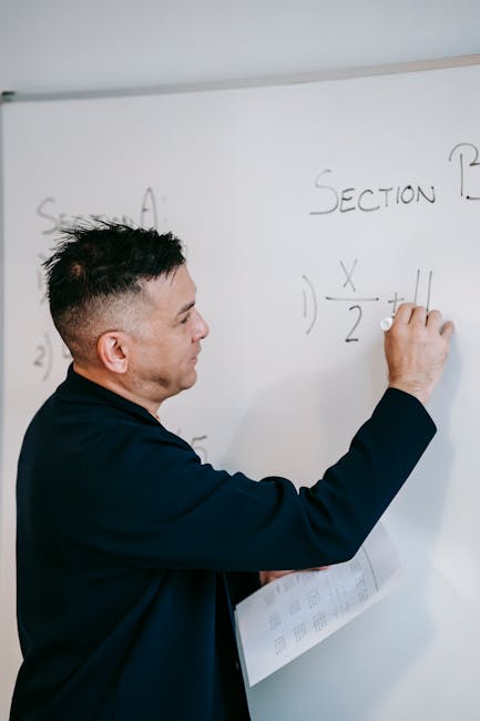 Professore di matematica spiega equazioni alla lavagna. Guida per diventare insegnante di matematica di successo e stimolante.