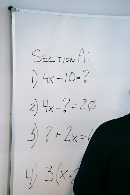 Esercizi di matematica alla lavagna: un'immagine che evoca le sfide e i progressi nell'istruzione, con focus sulla riduzione della dispersione scolastica.