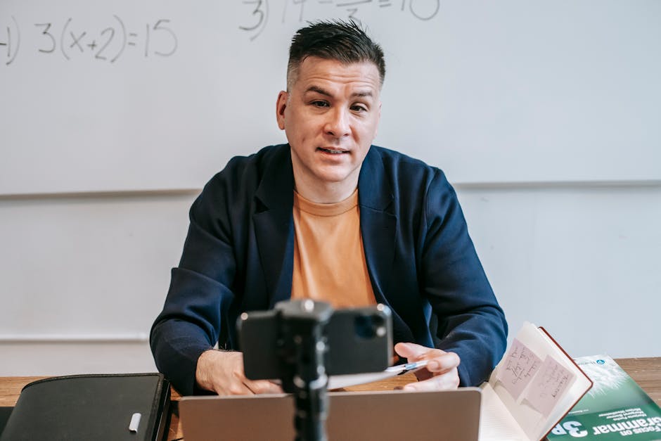 Semeraro spiega come presentare la domanda per gli elenchi regionali docenti in un video tutorial in diretta, guida pratica e dettagliata.