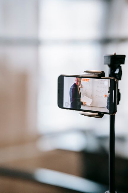 Violenza scolastica e crime livestreaming: l'allarme per le aggressioni performative ai docenti