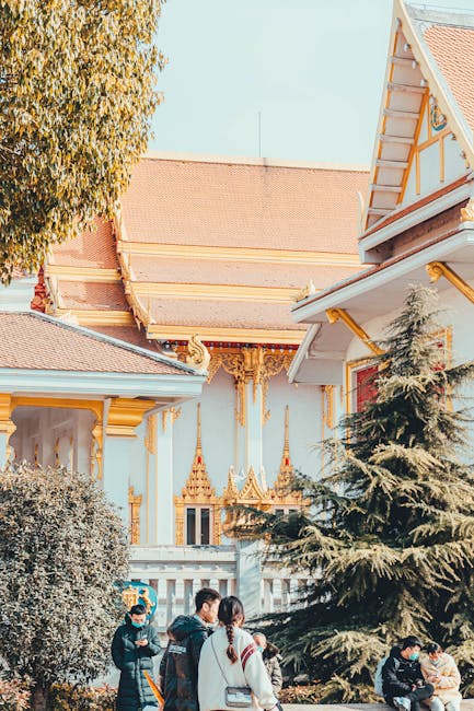 Architettura tradizionale thailandese e persone: esplorando riti e tradizioni culturali in antropologia, dettagli dorati e simbolismo.