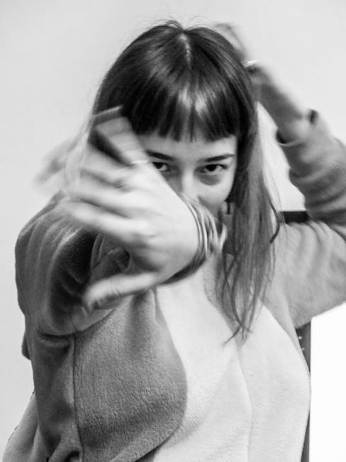 Bambina che esegue un esercizio ritmico con le mani, stimolando creatività e movimento in modo coinvolgente e divertente.