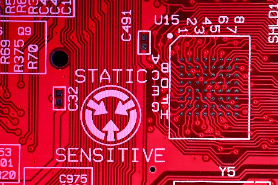 Dettaglio di una scheda madre rossa con la scritta Sensitive e Static, simbolo di dati sensibili, vulnerabilità del registro elettronico