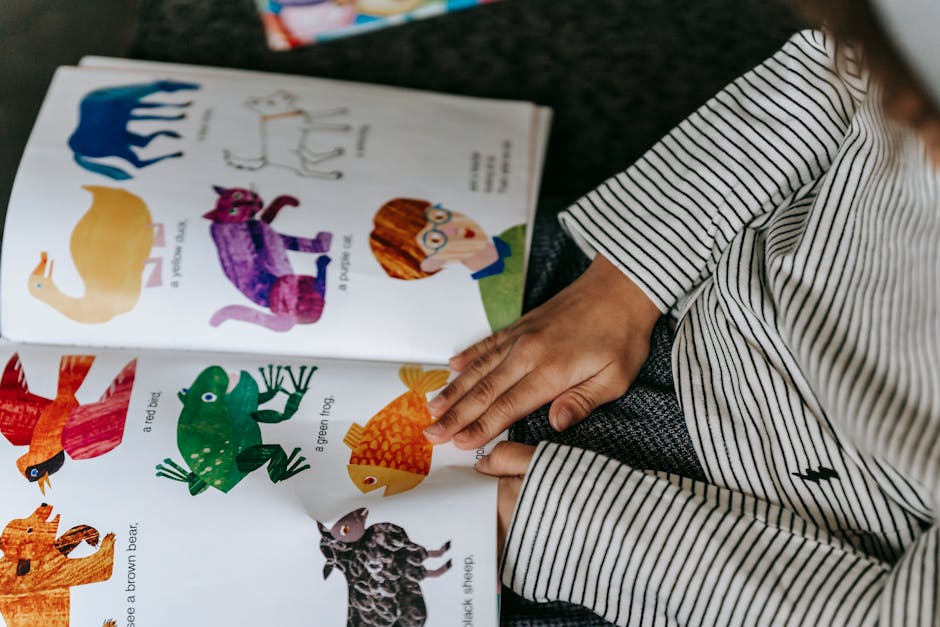 Bambino che legge un libro illustrato con animali colorati, un'esperienza di divertimento e apprendimento interattivo per bambini.