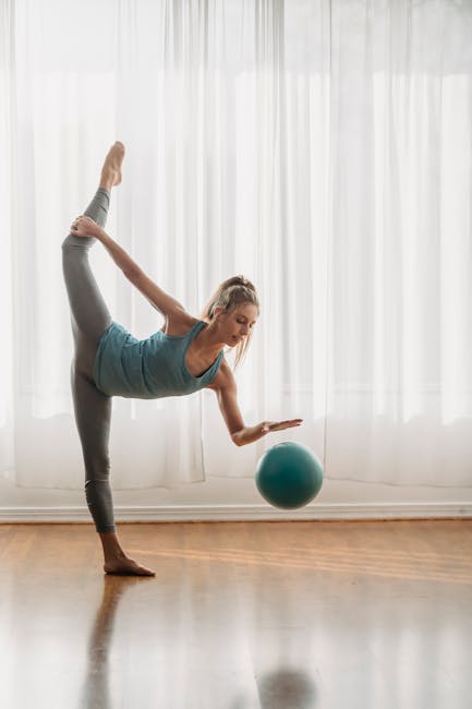 Esercizi con la linea elastica: donna che esegue stretching con palla per un allenamento efficace e flessibilità muscolare