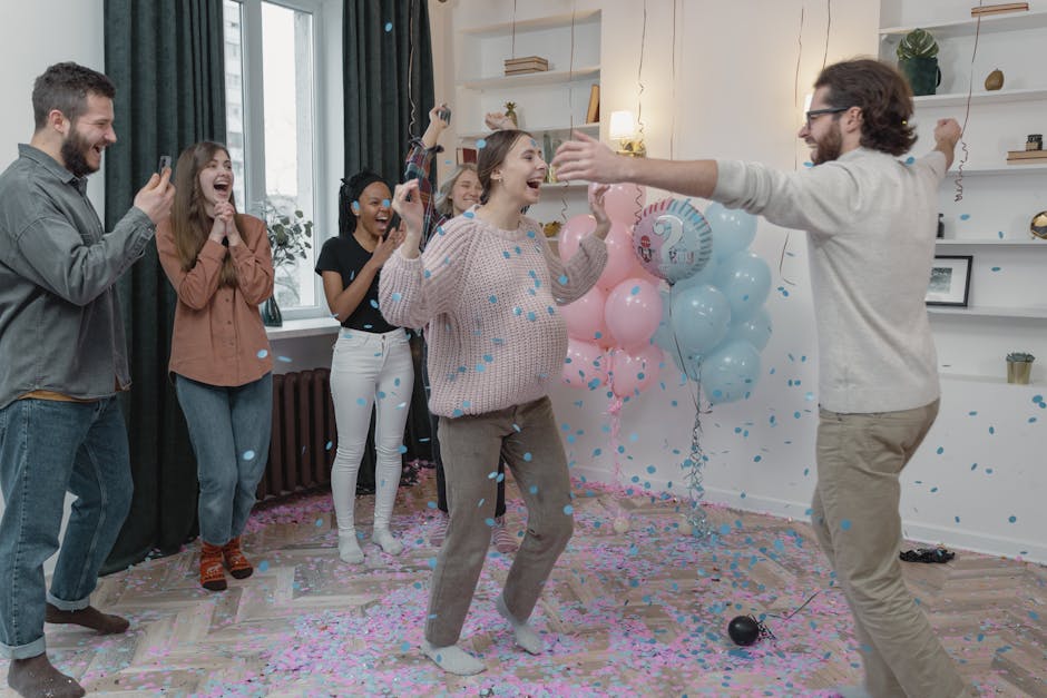 Futura mamma festeggia con amici e palloncini rosa e azzurri, calcolando il peso ideale in gravidanza per una salute ottimale.