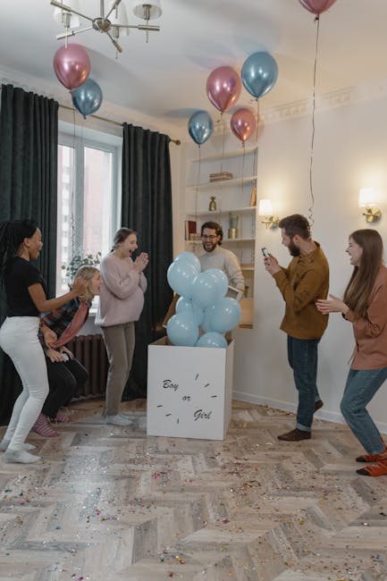 Festa rivelazione genere bambino con palloncini azzurri e amici che festeggiano, scatola con scritta Boy or Girl e coriandoli a terra.