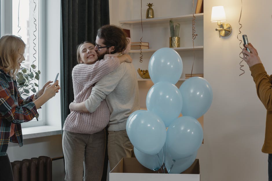 Congedo parentale e famiglia: coppia felice abbracciata con palloncini azzurri, amici scattano foto. Nuove norme e controlli.