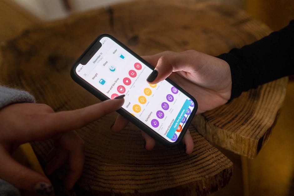 Donna utilizza app MDScan su smartphone per monitorare salute e benessere personale con interfaccia intuitiva e personalizzabile