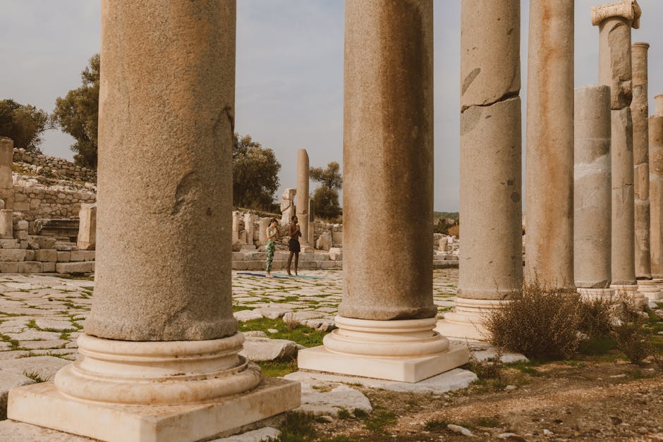 Colonne antiche a Patara, testimonianza dell'influenza aragonese nel Mediterraneo e della sua ricca storia culturale e architettonica.