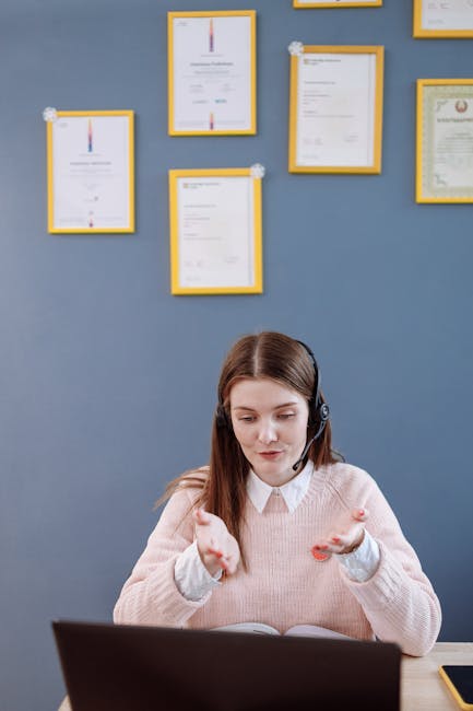 Donna con cuffie spiega certificazioni informatiche per GPS 2026, punteggi e costi. Iscrizione online e preparazione ai concorsi.