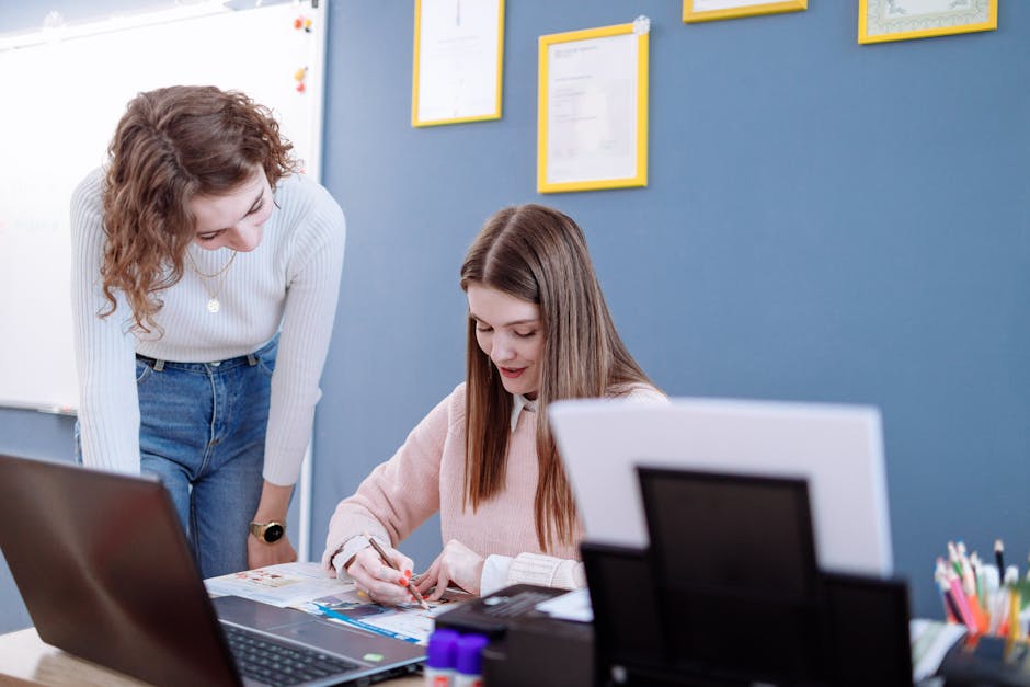 Docenti neoassunti in aula durante l'anno di prova e formazione 2025, con focus sulla collaborazione e supporto tra colleghi.