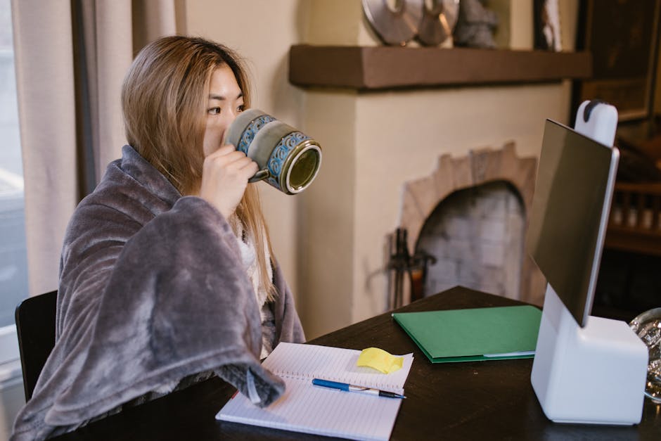 Docente consulta Fascicolo Elettronico con tablet e tazza di caffè, innovazione digitale per il Ministero dell'Istruzione e del Merito