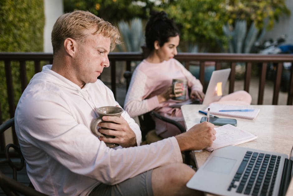 Docenti che studiano online: uomo prende appunti e donna usa il laptop, formazione digitale Polo Calvino corsi gratuiti