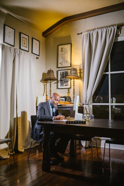 Insegnante uomo concentrato che studia online, formazione innovativa per docenti, apprendimento a distanza e sviluppo professionale continuo.