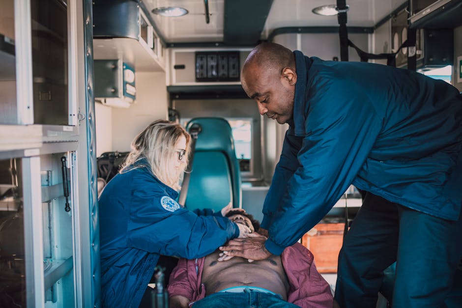 Immagine di un'ambulanza con personale medico che esegue manovre di rianimazione, metafora per errori e correzioni nel settore scolastico.