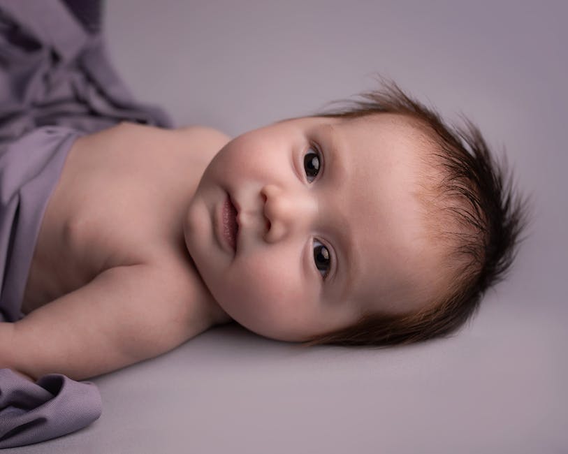 Neonato vulnerabile: l'eccessivo controllo genitoriale e lo sviluppo emotivo fragile nell'adolescenza. Immagine di un bambino indifeso.