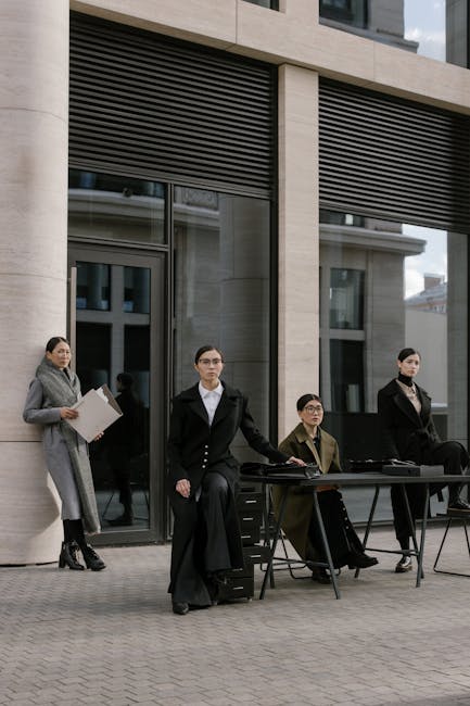 Team di professioniste al lavoro: sinergia e collaborazione per il successo aziendale. Lavoro di gruppo e obiettivi condivisi