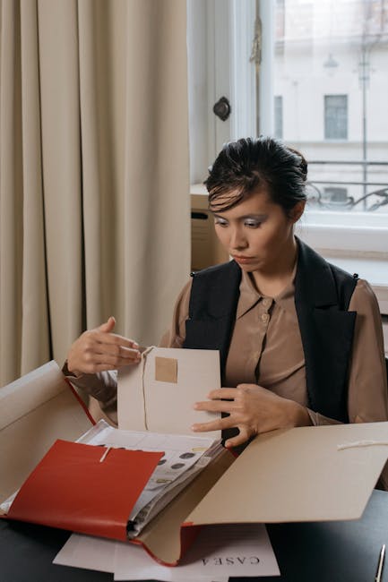 Dirigente scolastico esamina documenti di un caso pratico relativo a responsabilità in caso di incidente scolastico.