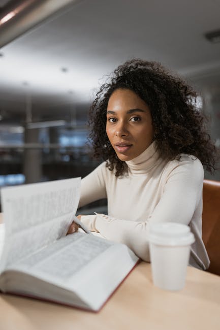 Studentessa afroamericana studia con libro aperto e caffè, apprendimento basato sul problema unico e risultati educativi