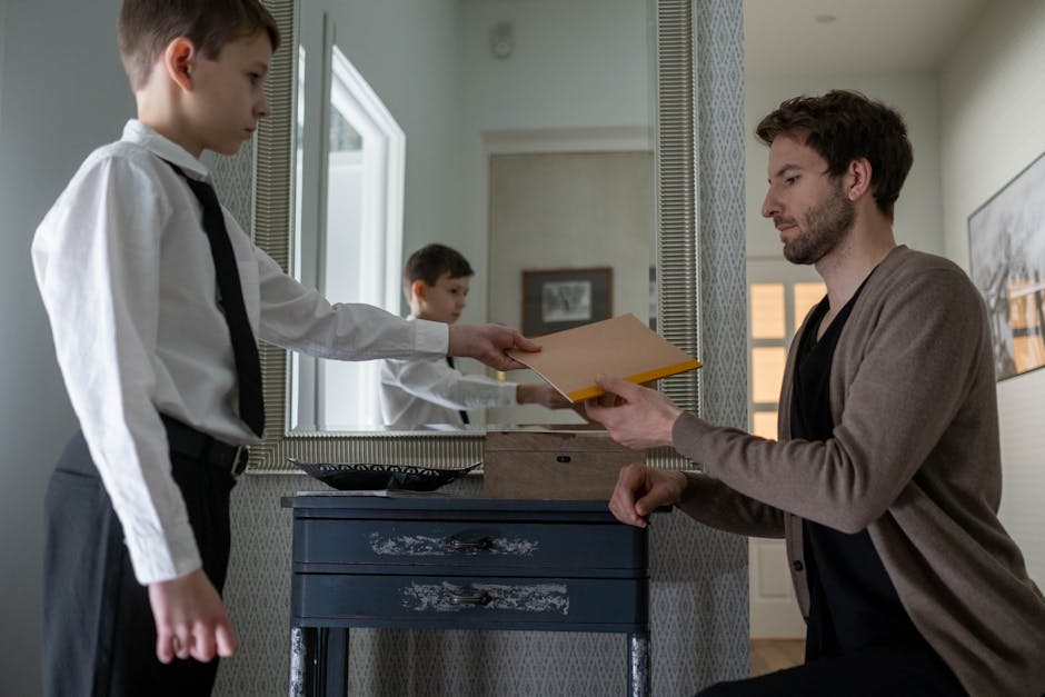 Padre e figlio condividono un documento, riflettendo l'evoluzione del ruolo paterno nello sviluppo infantile e adolescenziale secondo Novara