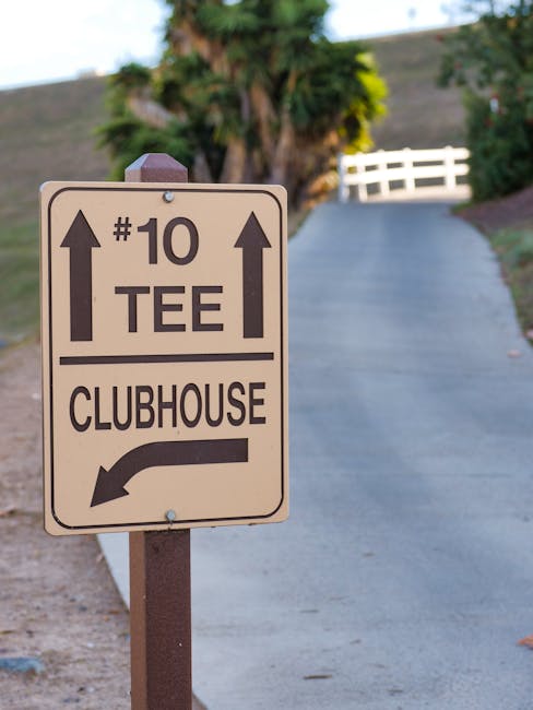 Segnale indicatore campo da golf con indicazioni Tee numero 10 e Clubhouse, metafora per nuovi percorsi abilitanti 2025/2026