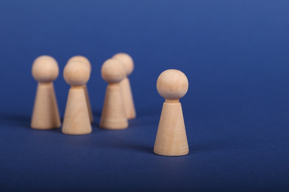 Pedine di legno che rappresentano il coinvolgimento della comunità e strategie uniche per il successo su sfondo blu intenso.