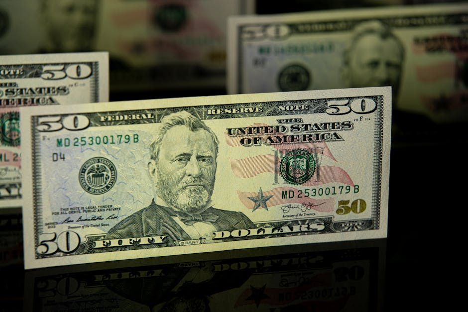 Banconote da 50 dollari USA: investimento di Microsoft per ridurre il divario digitale e di intelligenza artificiale nel mondo.