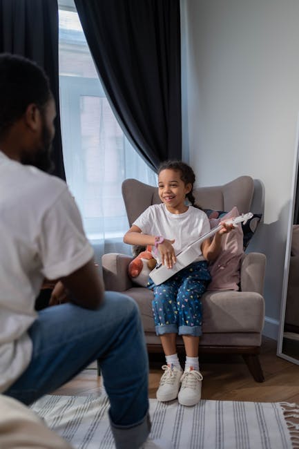 Bambina sorridente suona ukulele bianco con papà: apprendimento musicale divertente e interattivo per bambini