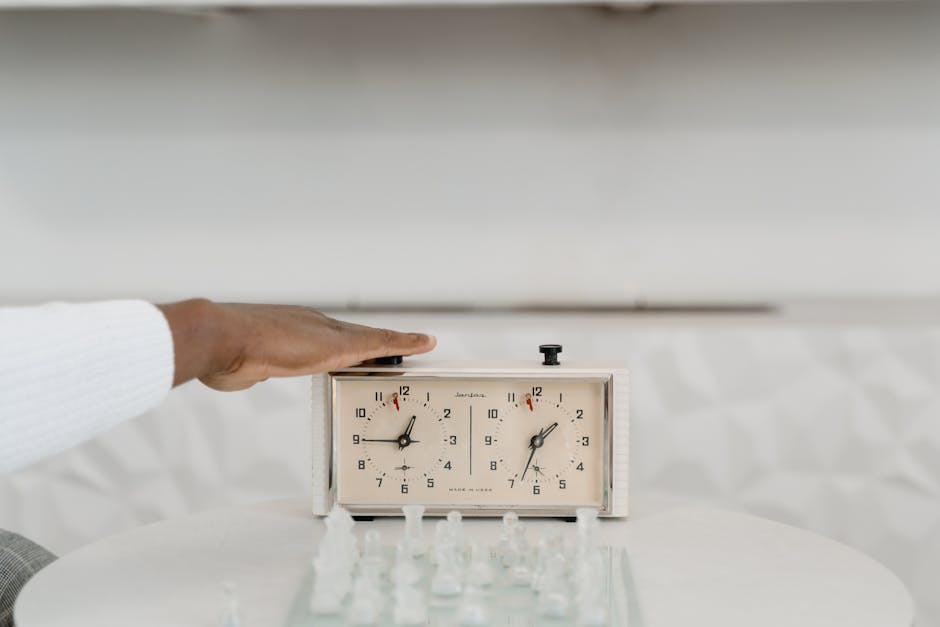 Orologio da scacchi vintage e mano, metafora del tempo e delle strategie di recupero scolastico con Vincenzo Schettini.