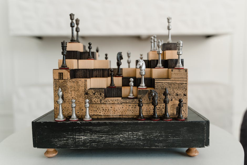 Scacchiera a gradoni con pezzi unici, metafora di strategia e consulenza per massimizzare i benefici e raggiungere obiettivi complessi.