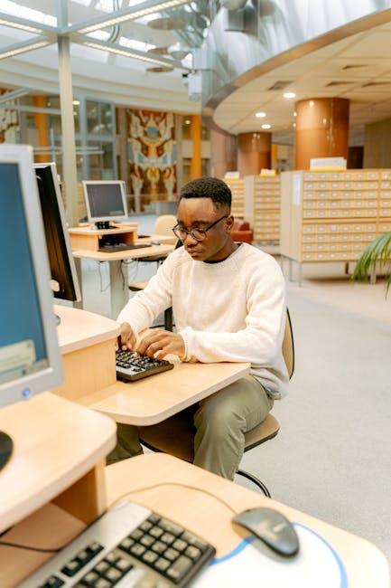 Studente che utilizza computer per studiare IoT con schede didattiche, apprendimento interattivo e risorse educative