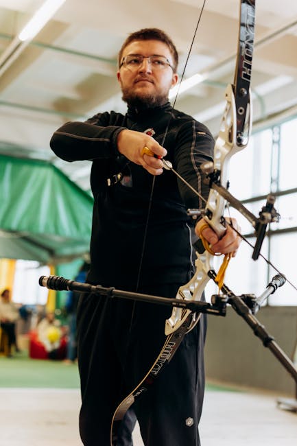 Arciere professionista pronto al tiro con l'arco, concentrazione e precisione per affrontare le sfide economiche come l'inflazione.