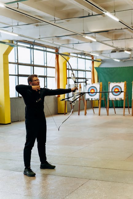 Arciere con arco e freccia si prepara al tiro al bersaglio, simbolo di precisione e inclusione nel concorso per il logo dell'Autorità Garante.