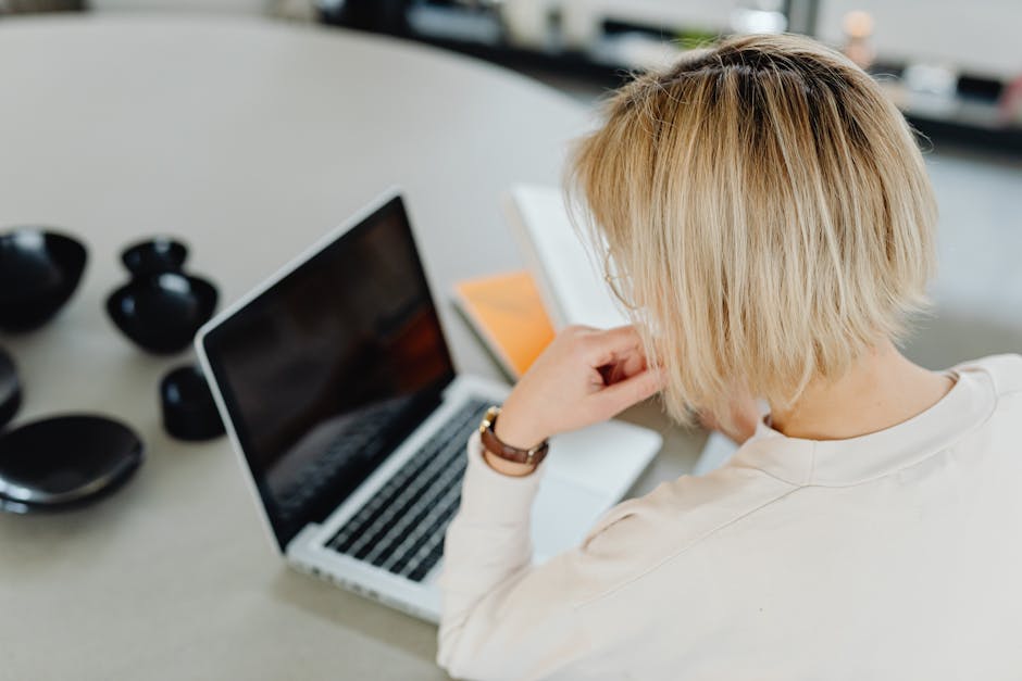 Donna che studia al computer: apprendimento online efficace con metodologie didattiche innovative e sostenibili per la formazione a distanza