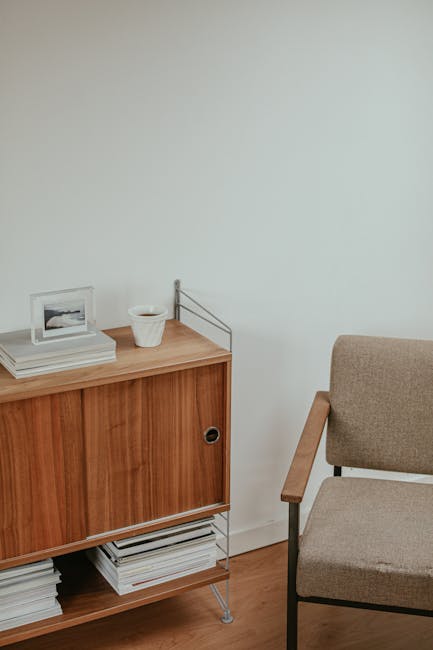 Angoli adiacenti: mobile in legno con libri, tazza e cornice, esempio visivo di concetti geometrici e applicazioni pratiche.