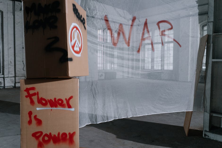 Scritte pacifiste su cartoni e telo durante la manifestazione del 3 ottobre contro la guerra e per la libertà di espressione.