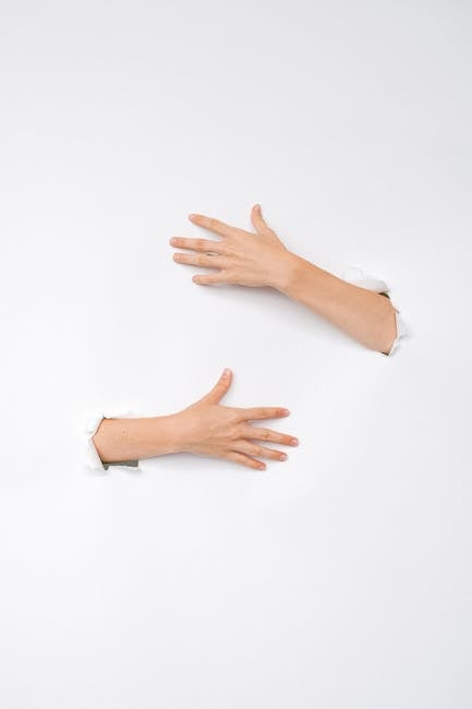 Mani che emergono da uno sfondo bianco, simbolo di interazione e potenziale della simulazione nel mondo moderno