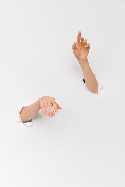 Mani che emergono da uno sfondo bianco, simbolo di unicità e apprezzamento nell'articolo Elogi Unici: Distinguersi Attraverso i Complimenti Radicati