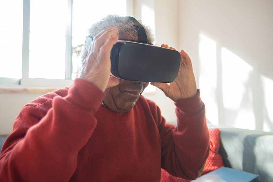 Uomo anziano con visore VR: scoprire l'età con la realtà virtuale, un modo innovativo e coinvolgente per tutte le età.