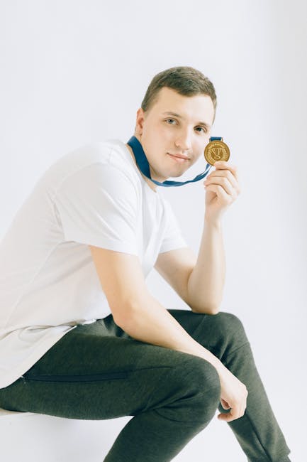 Uomo sorridente con medaglia d'oro al collo simbolo di successo e raggiungimento degli standard elevati nell'articolo sui traguardi.