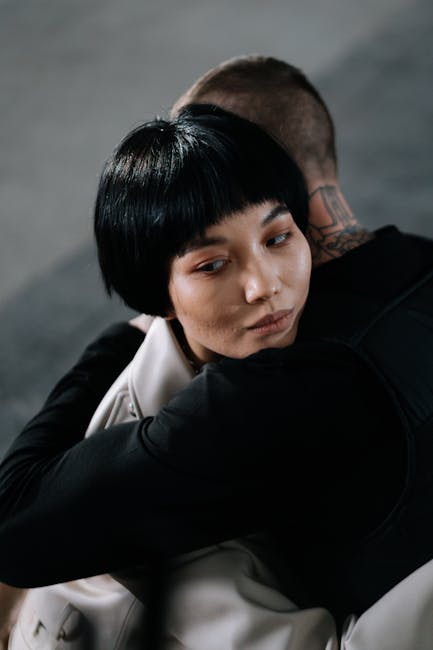 Coppia abbracciata: metafora della pianificazione strategica POF e PTOF per un futuro scolastico condiviso e di successo.