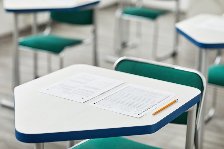 Banchi di scuola con fogli di valutazione: focus sulla trasparenza e valutazione nel sistema scolastico italiano, prospettive future.