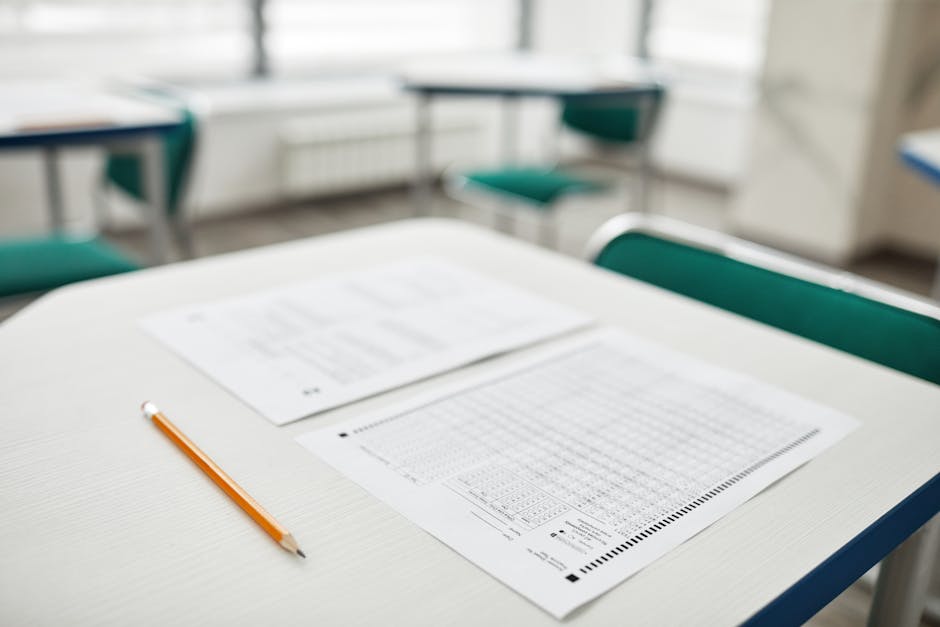 Preparazione esami di maturità 2026: fogli di risposta e matita su banco, focus sulle prove e sul punteggio finale per gli studenti