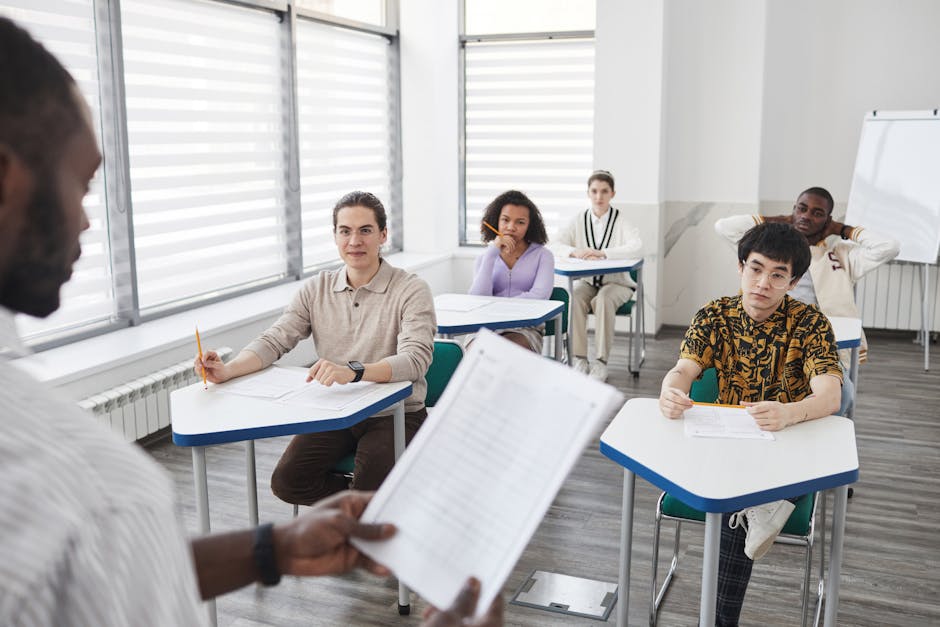 Studenti in aula che ascoltano un docente, pronti a scoprire le classi di concorso per cui accedere e valutare il proprio piano di studi con Master Mnemosine.it
